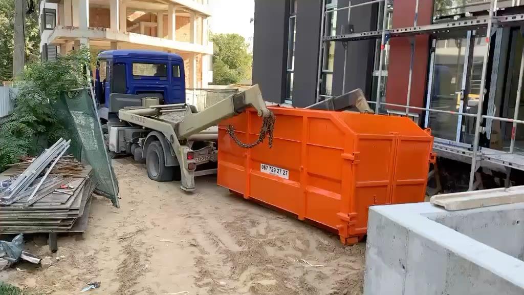 Контейнер VBS, встановлений біля новобудови.
